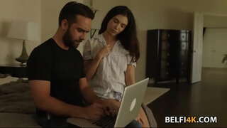 Распутной брюнетке керек зор мүчөсү үчүн растянуть өзүнүн киску