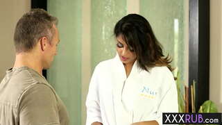 Sexy babe Sophia Leone a îngenuncheat și a înghițit pula dupa masaj