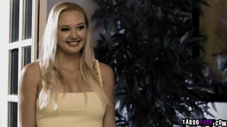 Tanar si matura Lauren Phillips și excitat teen Paisley Porter ținând transformă echitatie Pula Chibbles mare om de carne