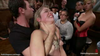 Ξανθιά αφέντρα Lorelei Lee δεσμούς φιμωμένος ξανθιά με τα γόνατα και τα καλάμια για το πλήθος σε δημόσιο χώρο, στη συνέχεια, James Deen και ξένο gangbangs της