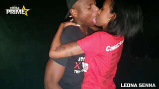 ���ູ້ຊາຍສີດໍາກິນແກ້ກັນກັບຍັກອອກ