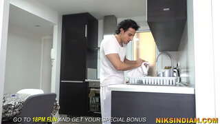 ���້າໃຊ້ໄດ້ເຫັນຕົ້ນສະບັບຂອງລູກສາວ peeing ແລະຫຼັງຈາກນັ້ນຍໍາຂອງນາງກົ້ນ