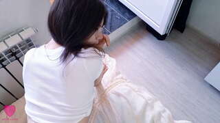 Skinny adorable brunette katika sexy bodysuit na glasi anapenda kuwa na shauku ya ngono, sucking dick na hisia dick katika yake kidogo pussy mpaka yeye anapata cum juu yake tamu punda