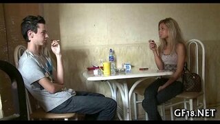 Băiatul stă și se uită Băiatul stă și se uită
