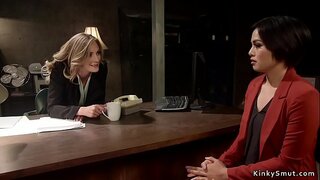 Melyn lesbiaid fucks rhefrol brunette dirprwy swyddog gyda strap ar ceiliog