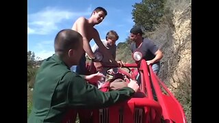 Perverse swart floozie Kelly Starr met groot kloppers geniet wanneer vier horny genote steek haar in al haar naai gate