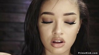Langsing solo ebony babeh di dicukur jeung pussy ketat shoves fucking mesin