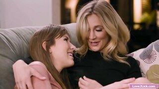 Stepmomが彼女のお尻叩、なめるstepdaughter