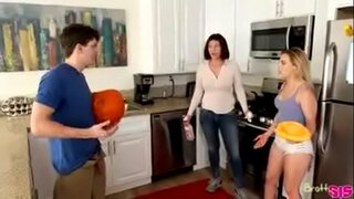 Ўпотай з зводнай сястрой, пакуль мама робіць хатнюю працу