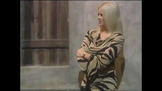 Big gomar bjonde kurvë Ana Harper sucks dhe fucks chefs yndyrë dick në restorant